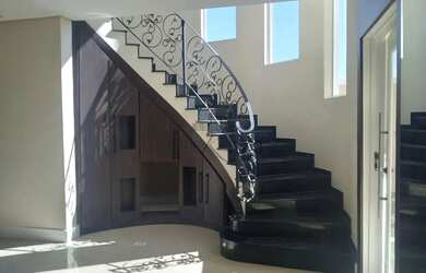 Imagem: A casa possui 4 Dormitórios, 5 Banheiros, 2 Vagas na garagem