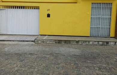 Imagem: A casa possui 4 Dormitórios, 2 Banheiros, 1 Vaga na garagem