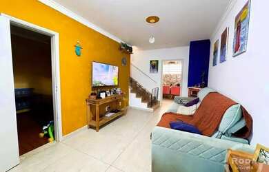 Imagem: A casa possui 3 Dormitórios, 2 Banheiros, 1 Vaga na garagem