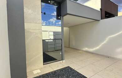 Imagem: A casa possui 2 Dormitórios, 1 Banheiro, 1 Vaga na garagem