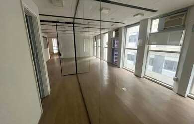 Imagem: O depósito possui 1 Vaga na garagem e 153m² de Área e está