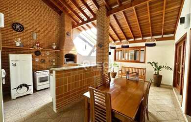 Imagem: A casa possui 3 Dormitórios, 3 Banheiros, 3 Vagas na garagem