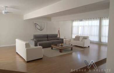 Imagem: A casa possui 3 Dormitórios, 3 Banheiros, 2 Vagas na garagem