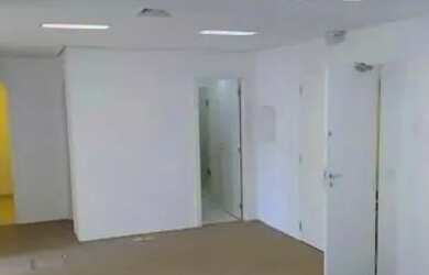 Imagem: O depósito possui 2 Vagas na garagem, 125m² de Área e está