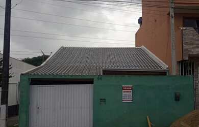 Imagem: A casa possui 3 Dormitórios, 1 Banheiro, 2 Vagas na garagem