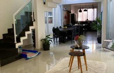 Imagem: A casa possui 4 Dormitórios, 4 Banheiros, 4 Vagas na garagem