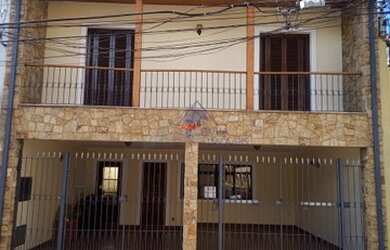 Imagem: A casa possui 4 Dormitórios, 2 Banheiros, 2 Vagas na garagem