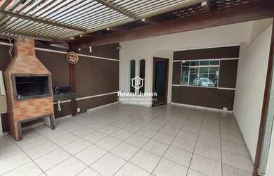 Imagem: A casa possui 3 Dormitórios, 2 Banheiros, 1 Vaga na garagem