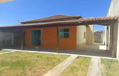 Imagem: A casa possui 3 Dormitórios, 2 Banheiros, 3 Vagas na garagem