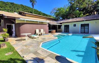 Imagem: A casa em condomínio possui 5 Dormitórios, 5 Banheiros, 3