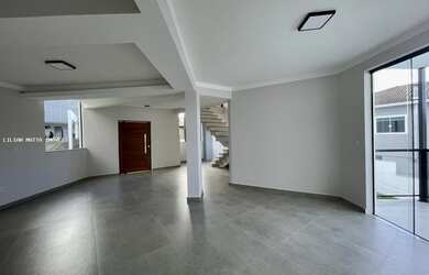 Imagem: A casa possui 3 Dormitórios, 4 Banheiros, 3 Vagas na garagem