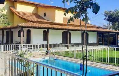 Imagem: A casa possui 4 Dormitórios, 3 Banheiros, 3 Vagas na garagem