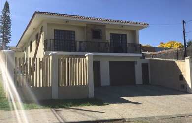 Imagem: A casa possui 5 Dormitórios, 3 Banheiros, 2 Vagas na garagem