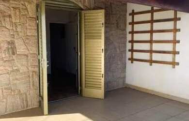 Imagem: A casa possui 3 Dormitórios, 3 Banheiros, 1 Vaga na garagem