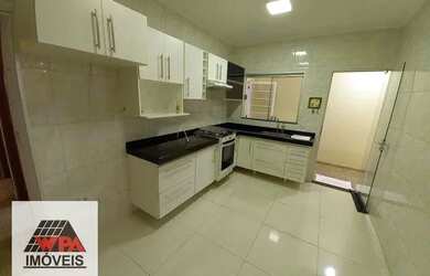 Imagem: A casa possui 3 Dormitórios, 1 Banheiro, 2 Vagas na garagem