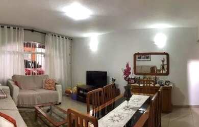 Imagem: A casa possui 3 Dormitórios, 1 Banheiro, 2 Vagas na garagem