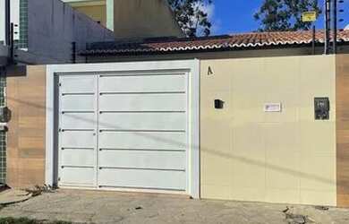 Imagem: A casa possui 2 Dormitórios, 2 Banheiros, 2 Vagas na garagem
