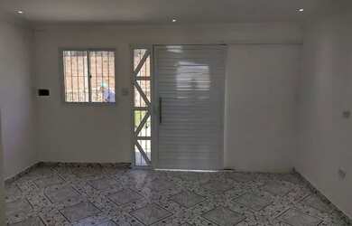 Imagem: A casa possui 4 Dormitórios, 2 Banheiros e está localizado