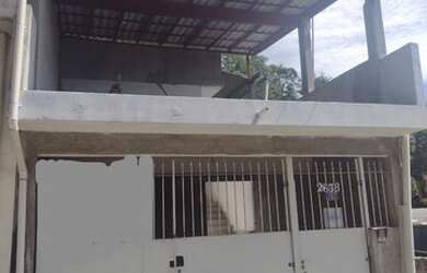 Imagem: A casa possui 2 Dormitórios, 2 Banheiros, 2 Vagas na garagem