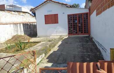 Imagem: A casa possui 1 Dormitório, 1 Banheiro, 3 Vagas na garagem