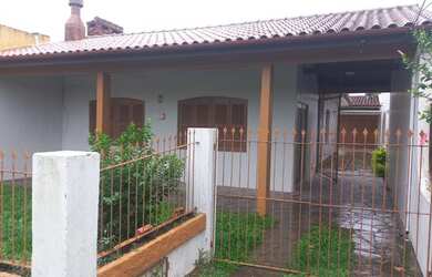 Imagem: A casa possui 3 Dormitórios, 2 Banheiros, 1 Vaga na garagem