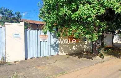 Imagem: A casa possui 2 Dormitórios, 2 Banheiros, 2 Vagas na garagem