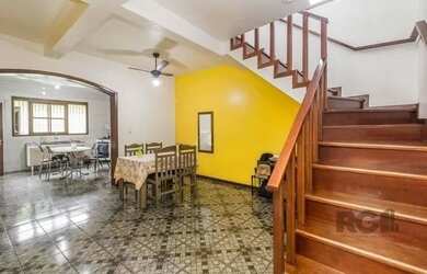 Imagem: A casa possui 3 Dormitórios, 2 Banheiros, 4 Vagas na garagem