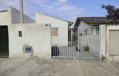 Imagem: A casa possui 2 Dormitórios, 1 Banheiro, 2 Vagas na garagem