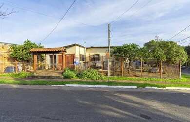 Imagem: A casa possui 3 Dormitórios, 2 Banheiros, 1 Vaga na garagem