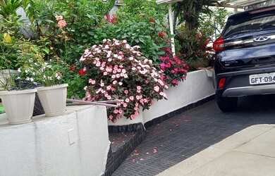 Imagem: A casa possui 5 Dormitórios, 5 Banheiros, 4 Vagas na garagem