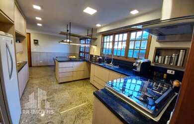 Imagem: A casa em condomínio possui 4 Dormitórios, 4 Banheiros, 4