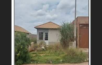 Imagem: A casa possui 2 Dormitórios, 1 Banheiro, 1 Vaga na garagem