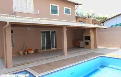 Imagem: A casa possui 4 Dormitórios, 5 Banheiros, 4 Vagas na garagem