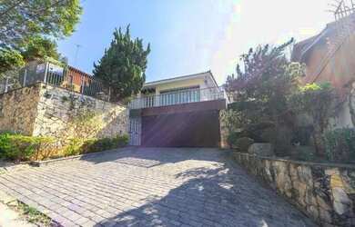 Imagem: A casa possui 3 Dormitórios, 5 Banheiros, 4 Vagas na garagem