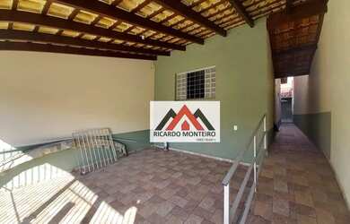 Imagem: A casa possui 3 Dormitórios, 3 Banheiros, 1 Vaga na garagem