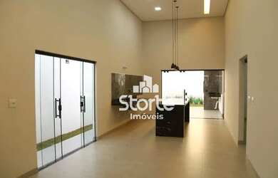 Imagem: A casa possui 3 Dormitórios, 3 Banheiros, 2 Vagas na garagem