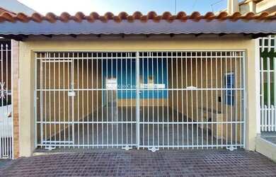 Imagem: A casa possui 2 Dormitórios, 2 Banheiros, 2 Vagas na garagem