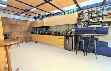 Imagem: A casa em condomínio possui 4 Dormitórios, 5 Banheiros, 3