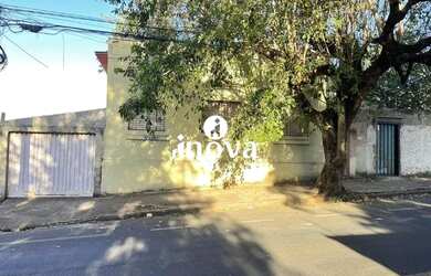 Imagem: A casa possui 3 Dormitórios, 1 Banheiro, 3 Vagas na garagem