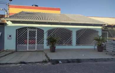 Imagem: A casa possui 4 Dormitórios e 3 Vagas na garagem e está localizado