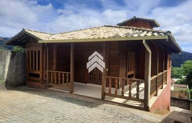 Imagem: A casa possui 3 Dormitórios, 2 Banheiros, 1 Vaga na garagem