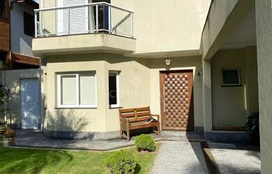 Imagem: A casa possui 4 Dormitórios, 2 Banheiros, 3 Vagas na garagem