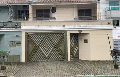 Imagem: A casa possui 4 Dormitórios, 4 Banheiros, 4 Vagas na garagem