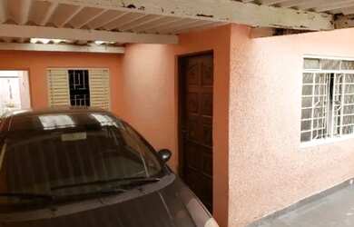 Imagem: A casa possui 2 Dormitórios, 1 Banheiro, 2 Vagas na garagem