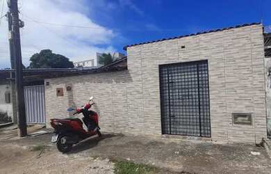 Imagem: A casa possui 2 Dormitórios, 1 Banheiro e 2 Vagas na garagem