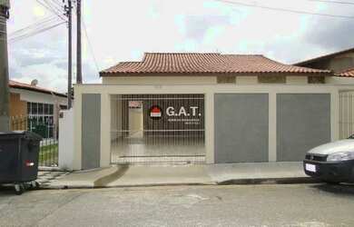 Imagem: A casa possui 3 Dormitórios, 1 Banheiro, 3 Vagas na garagem