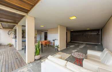 Imagem: A casa possui 4 Dormitórios, 5 Banheiros, 3 Vagas na garagem