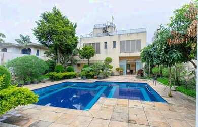 Imagem: A casa possui 4 Dormitórios, 5 Banheiros, 5 Vagas na garagem