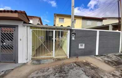 Imagem: A casa possui 3 Dormitórios, 2 Banheiros, 1 Vaga na garagem