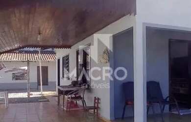 Imagem: A casa possui 3 Dormitórios, 1 Banheiro, 4 Vagas na garagem